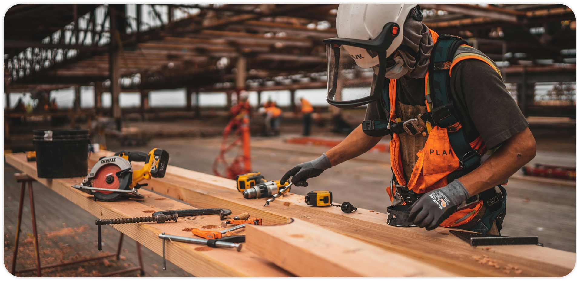 Charpentier en EPI travaillant sur un chantier